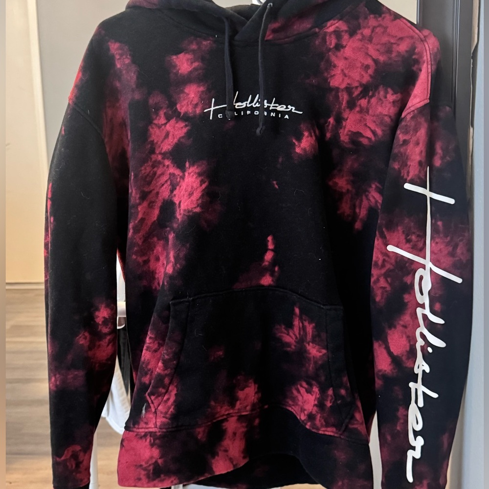 Hollister Men's Red and Black Tie-Dye Sweater